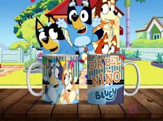 Mug mockup con Bluey y Bingo sonriendo juntas, y texto 'Día del Niño Bluey' sobre un fondo rayado. El fondo animado muestra la casa de Bluey.