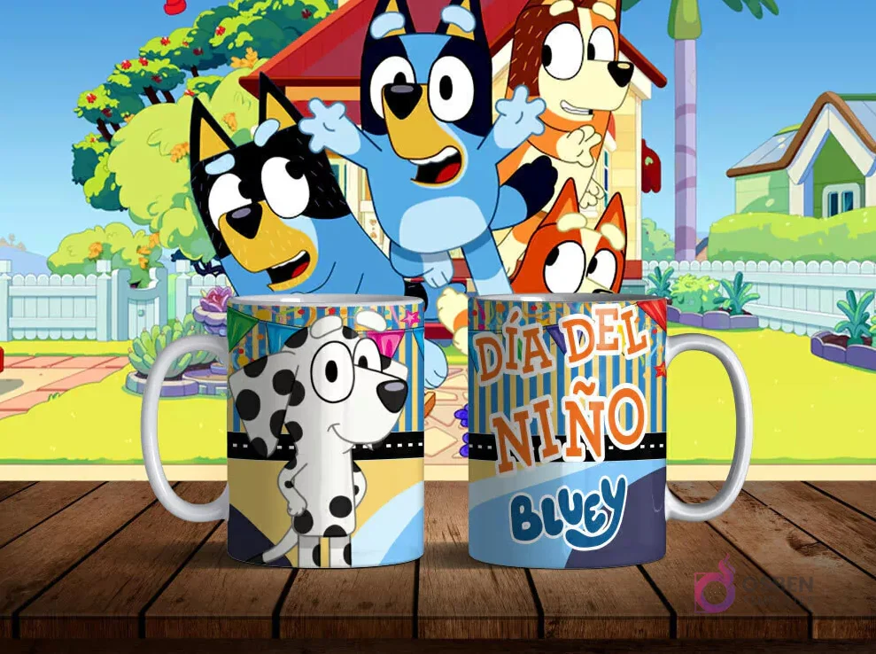 Mug mockup con un personaje canino de Bluey similar a un dálmata sonriendo, y texto 'Día del Niño Bluey' sobre un fondo rayado. El fondo es el hogar de los Heeler.