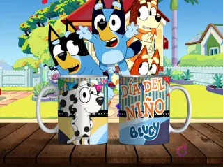 Mug mockup con un personaje canino de Bluey similar a un dálmata sonriendo, y texto 'Día del Niño Bluey' sobre un fondo rayado. El fondo es el hogar de los Heeler.
