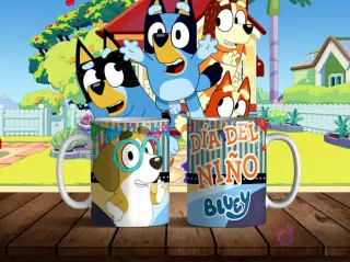 Mug mockup con un personaje canino de Bluey tipo beagle con gafas sonriendo, y texto 'Día del Niño Bluey' sobre un fondo rayado. El fondo es la casa de Bluey.