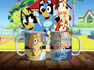 Mug mockup con un personaje canino de Bluey con trenzas sonriendo, y texto 'Día del Niño Bluey' sobre un fondo rayado. El fondo animado es el jardín de la familia Heeler.
