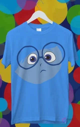 Diseño para sublimación de Tristeza de Intensamente 2, personaje azul con gafas y expresión melancólica en una polera celeste.