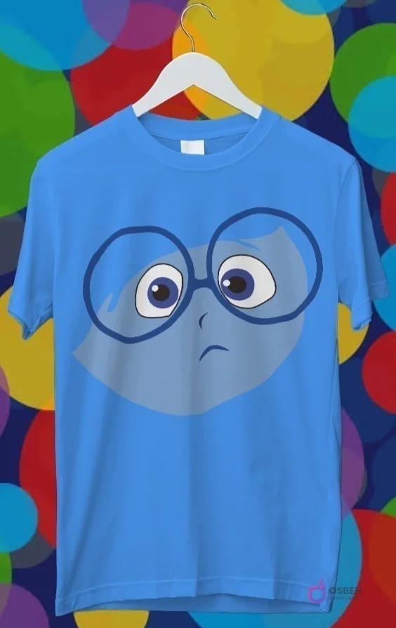 Diseño para sublimación de Tristeza de Intensamente 2, personaje azul con gafas y expresión melancólica en una polera celeste.