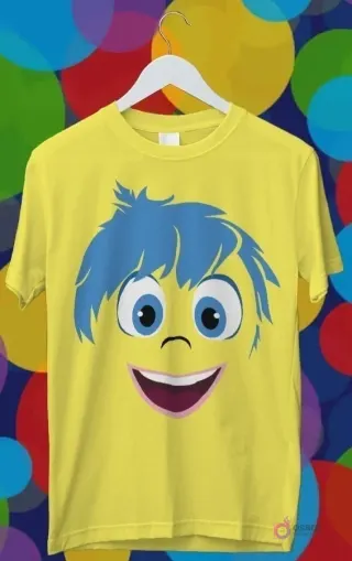 Diseño para sublimación de Alegría de Intensamente 2, personaje amarillo con cabello azul y sonrisa grande en una polera amarilla.