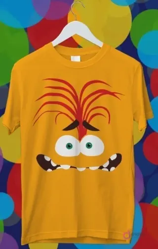 Diseño para sublimación de Vergüenza de Intensamente 2, personaje naranja con cabello rojo desordenado y gran sonrisa con dientes en una polera naranja.