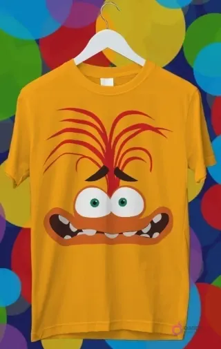 Diseño para sublimación de Vergüenza de Intensamente 2, personaje naranja con cabello rojo desordenado y gran sonrisa con dientes en una polera naranja, vista frontal.
