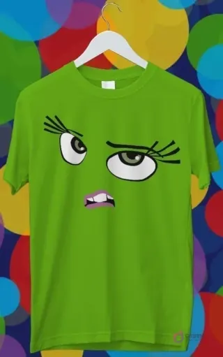Diseño para sublimación de Asco de Intensamente 2, personaje verde con ojos grandes mirando hacia arriba y labios finos en una polera verde limón.