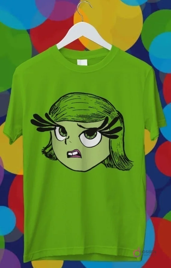 Diseño para sublimación de Asco de Intensamente 2, rostro verde con cabello y pestañas largas y expresión de disgusto en una polera verde claro.
