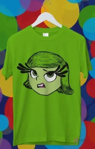Diseño para sublimación de Asco de Intensamente 2, rostro verde con cabello y pestañas largas y expresión de disgusto en una polera verde claro.