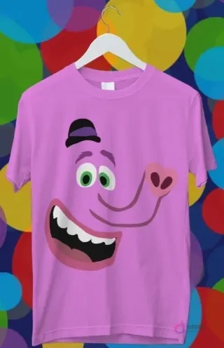 Diseño para sublimación de Bing Bong de Intensamente, personaje rosa con sombrero, sonrisa grande y trompa en una polera rosa.