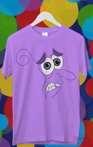 Diseño para sublimación de Miedo de Intensamente 2, personaje morado con nariz larga, ojos asustados y expresión preocupada en una polera lila.
