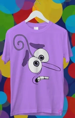 Diseño para sublimación de Miedo de Intensamente 2, rostro morado con nariz larga y ondulada, ojos grandes asustados y boca temblorosa en una polera lila.