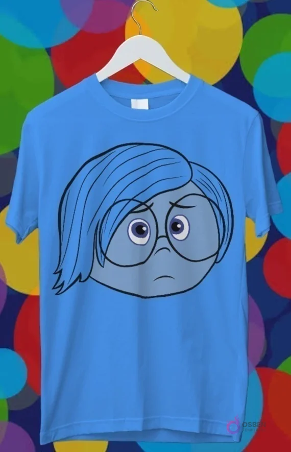 Diseño para sublimación de Tristeza de Intensamente 2 en estilo contorno, personaje azul con gafas y cabello delineado en una polera celeste.