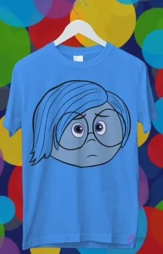 Diseño para sublimación de Tristeza de Intensamente 2 en estilo contorno, personaje azul con gafas y cabello delineado en una polera celeste.