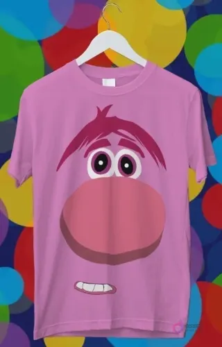 Diseño para sublimación de Bing Bong de Intensamente, personaje rosa con nariz grande y redonda, ojos pequeños y sonrisa en una polera rosa.