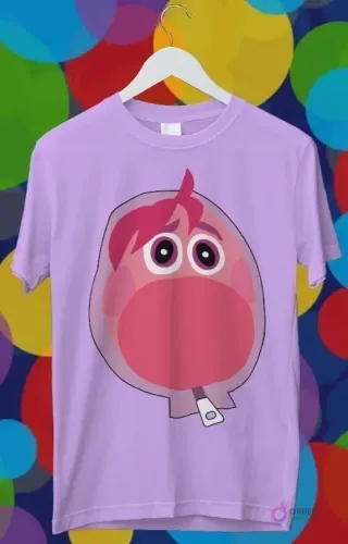 Diseño para sublimación de Vergüenza de Intensamente 2, personaje rosa escondido en una burbuja transparente con cremallera en una polera lavanda.