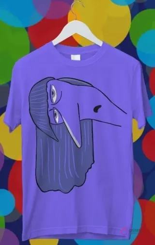 Diseño para sublimación de Ennui de Intensamente 2, personaje morado con rostro alargado y mirada aburrida con cabello largo en una polera violeta.