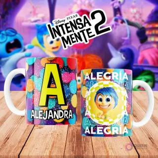 Mugs temáticos de Intensamente 2. Taza frontal con la letra 'A' en amarillo sobre confeti multicolor y nombre 'ALEJANDRA'. Taza trasera con el personaje Alegría de Disney Pixar y la palabra 'ALEGRÍA'. Fondo borroso de la película.