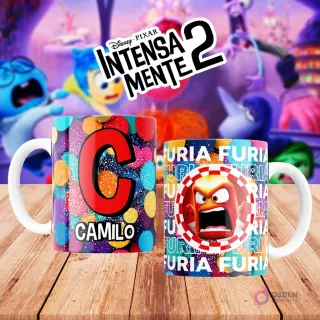 Mugs temáticos de Intensamente 2. Taza frontal con la letra 'C' en rojo sobre confeti multicolor y nombre 'CAMILO'. Taza trasera con el personaje Furia de Disney Pixar y la palabra 'FURIA'. Fondo borroso de la película.