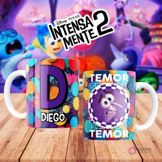 Mugs temáticos de Intensamente 2. Taza frontal con la letra 'D' en morado oscuro sobre confeti multicolor y nombre 'DIEGO'. Taza trasera con el personaje Temor de Disney Pixar y la palabra 'TEMOR'. Fondo borroso de la película.