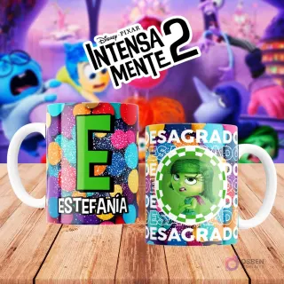 Mugs temáticos de Intensamente 2. Taza frontal con la letra 'E' en verde sobre confeti multicolor y nombre 'ESTEFANÍA'. Taza trasera con el personaje Desagrado de Disney Pixar y la palabra 'DESAGRADO'. Fondo borroso de la película.