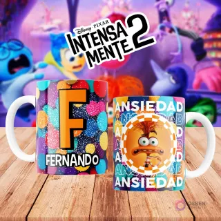 Mugs temáticos de Intensamente 2. Taza frontal con la letra 'F' en naranja sobre confeti multicolor y nombre 'FERNANDO'. Taza trasera con el personaje Ansiedad de Disney Pixar y la palabra 'ANSIEDAD'. Fondo borroso de la película.