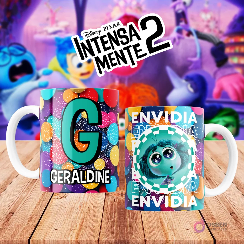 Mugs temáticos de Intensamente 2. Taza frontal con la letra 'G' en verde azulado sobre confeti multicolor y nombre 'GERALDINE'. Taza trasera con el personaje Envidia de Disney Pixar y la palabra 'ENVIDIA'. Fondo borroso de la película.
