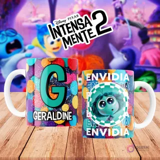 Mugs temáticos de Intensamente 2. Taza frontal con la letra 'G' en verde azulado sobre confeti multicolor y nombre 'GERALDINE'. Taza trasera con el personaje Envidia de Disney Pixar y la palabra 'ENVIDIA'. Fondo borroso de la película.