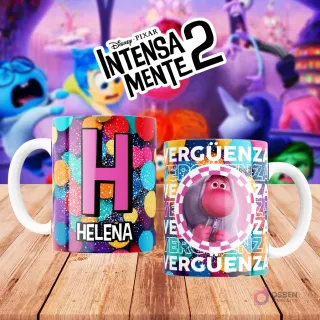 Mugs temáticos de Intensamente 2. Taza frontal con la letra 'H' en rosa fucsia sobre confeti multicolor y nombre 'HELENA'. Taza trasera con el personaje Vergüenza de Disney Pixar y la palabra 'VERGÜENZA'. Fondo borroso de la película.