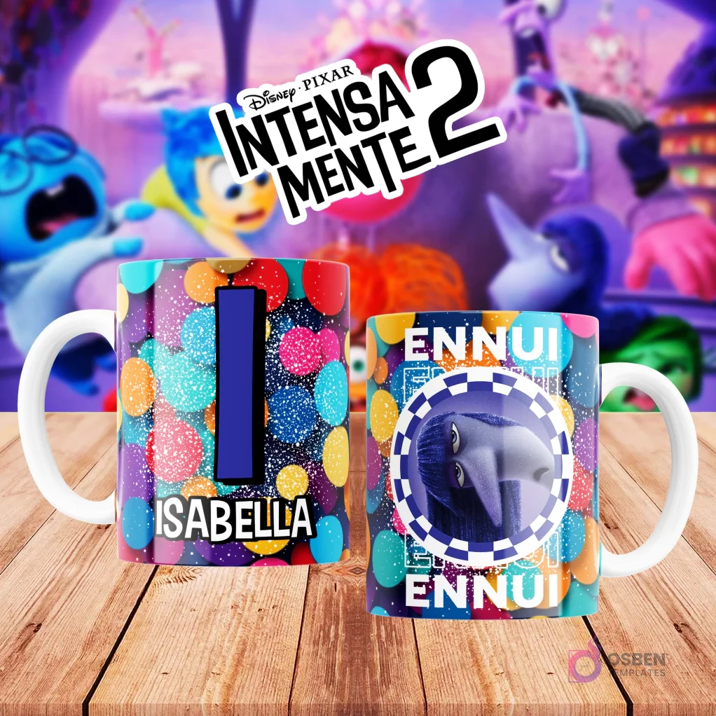 Mugs temáticos de Intensamente 2. Taza frontal con la letra 'I' en azul marino sobre confeti multicolor y nombre 'ISABELLA'. Taza trasera con el personaje Ennui de Disney Pixar y la palabra 'ENNUI'. Fondo borroso de la película.