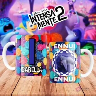 Mugs temáticos de Intensamente 2. Taza frontal con la letra 'I' en azul marino sobre confeti multicolor y nombre 'ISABELLA'. Taza trasera con el personaje Ennui de Disney Pixar y la palabra 'ENNUI'. Fondo borroso de la película.