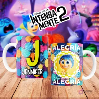 Mugs temáticos de Intensamente 2. Taza frontal con la letra 'J' en naranja sobre confeti multicolor y nombre 'JENNIFER'. Taza trasera con el personaje Alegría de Disney Pixar y la palabra 'ALEGRÍA'. Fondo borroso de la película.