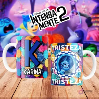 Mugs temáticos de Intensamente 2. Taza frontal con la letra 'K' en azul sobre confeti multicolor y nombre 'KARINA'. Taza trasera con el personaje Tristeza de Disney Pixar y la palabra 'TRISTEZA'. Fondo borroso de la película.