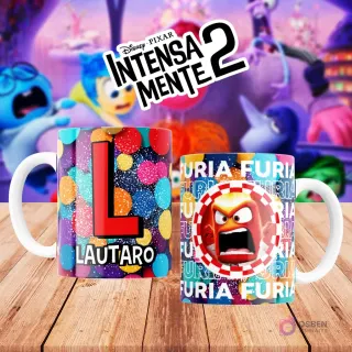 Mugs temáticos de Intensamente 2. Taza frontal con la letra 'L' en rojo sobre confeti multicolor y nombre 'LAUTARO'. Taza trasera con el personaje Furia de Disney Pixar y la palabra 'FURIA'. Fondo borroso de la película.