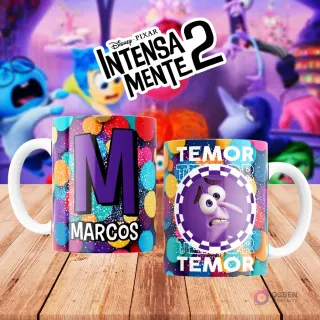 Mugs temáticos de Intensamente 2. Taza frontal con la letra 'M' en morado sobre confeti multicolor y nombre 'MARCOS'. Taza trasera con el personaje Temor de Disney Pixar y la palabra 'TEMOR'. Fondo borroso de la película.