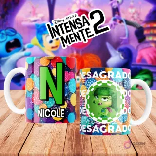 Mugs temáticos de Intensamente 2. Taza frontal con la letra 'N' en verde sobre confeti multicolor y nombre 'NICOLE'. Taza trasera con el personaje Desagrado de Disney Pixar y la palabra 'DESAGRADO'. Fondo borroso de la película.