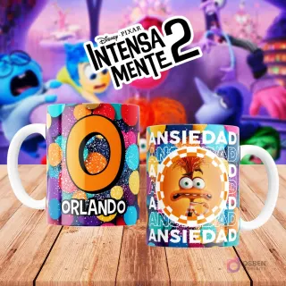 Mugs temáticos de Intensamente 2. Taza frontal con la letra 'O' en naranja sobre confeti multicolor y nombre 'ORLANDO'. Taza trasera con el personaje Ansiedad de Disney Pixar y la palabra 'ANSIEDAD'. Fondo borroso de la película.