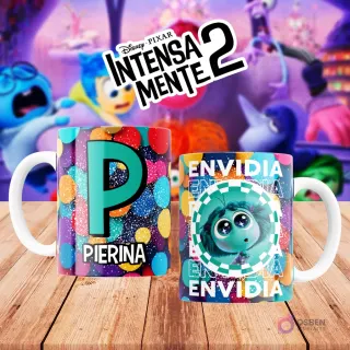 Mugs temáticos de Intensamente 2. Taza frontal con la letra 'P' en verde azulado sobre confeti multicolor y nombre 'PIERINA'. Taza trasera con el personaje Envidia de Disney Pixar y la palabra 'ENVIDIA'. Fondo borroso de la película.