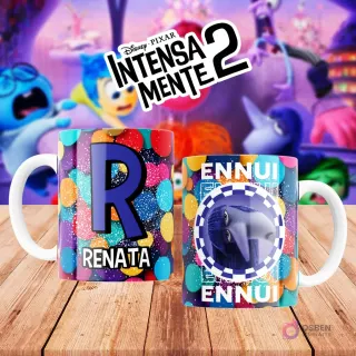 Mugs temáticos de Intensamente 2. Taza frontal con la letra 'R' en azul marino sobre confeti multicolor y nombre 'RENATA'. Taza trasera con el personaje Ennui de Disney Pixar y la palabra 'ENNUI'. Fondo borroso de la película.