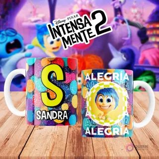 Mugs temáticos de Intensamente 2. Taza frontal con la letra 'S' en amarillo sobre confeti multicolor y nombre 'SANDRA'. Taza trasera con el personaje Alegría de Disney Pixar y la palabra 'ALEGRÍA'. Fondo borroso de la película.