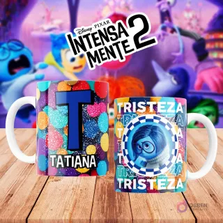 Mugs temáticos de Intensamente 2. Taza frontal con la letra 'T' en azul sobre confeti multicolor y nombre 'TATIANA'. Taza trasera con el personaje Tristeza de Disney Pixar y la palabra 'TRISTEZA'. Fondo borroso de la película.