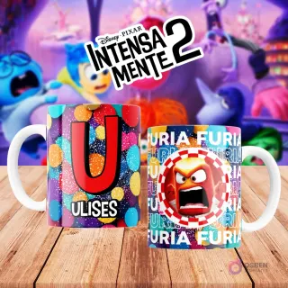 Mugs temáticos de Intensamente 2. Taza frontal con la letra 'U' en rojo sobre confeti multicolor y nombre 'ULISES'. Taza trasera con el personaje Furia de Disney Pixar y la palabra 'FURIA'. Fondo borroso de la película.