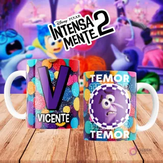 Mugs temáticos de Intensamente 2. Taza frontal con la letra 'V' en morado oscuro sobre confeti multicolor y nombre 'VICENTE'. Taza trasera con el personaje Temor de Disney Pixar y la palabra 'TEMOR'. Fondo borroso de la película.