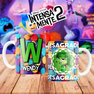 Mugs temáticos de Intensamente 2. Taza frontal con la letra 'W' en verde sobre confeti multicolor y nombre 'WENDY'. Taza trasera con el personaje Desagrado de Disney Pixar y la palabra 'DESAGRADO'. Fondo borroso de la película.