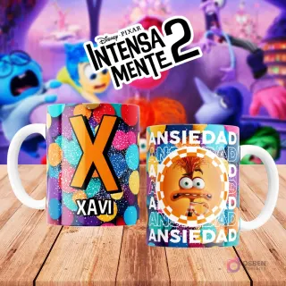 Mugs temáticos de Intensamente 2. Taza frontal con la letra 'X' en naranja sobre confeti multicolor y nombre 'XAVI'. Taza trasera con el personaje Ansiedad de Disney Pixar y la palabra 'ANSIEDAD'. Fondo borroso de la película.