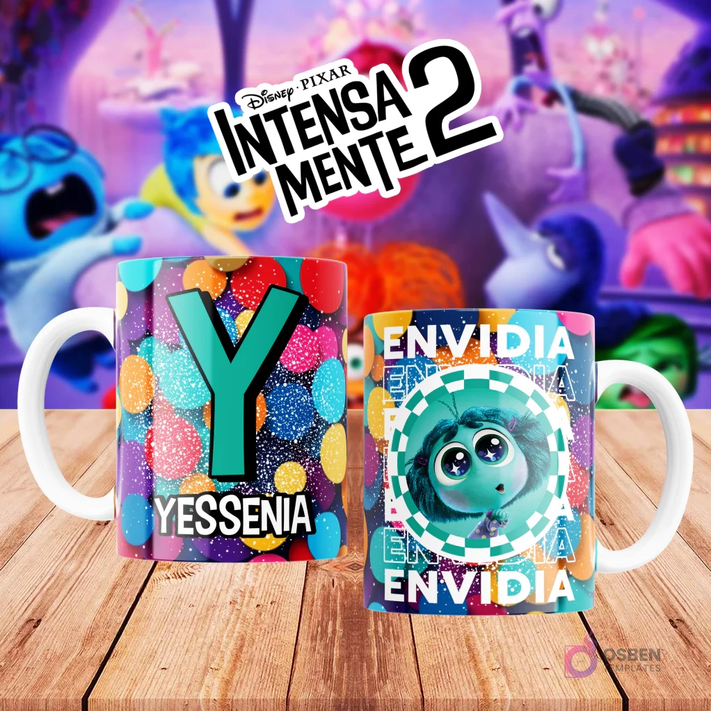 Mugs temáticos de Intensamente 2. Taza frontal con la letra 'Y' en verde azulado sobre confeti multicolor y nombre 'YESSENIA'. Taza trasera con el personaje Envidia de Disney Pixar y la palabra 'ENVIDIA'. Fondo borroso de la película.