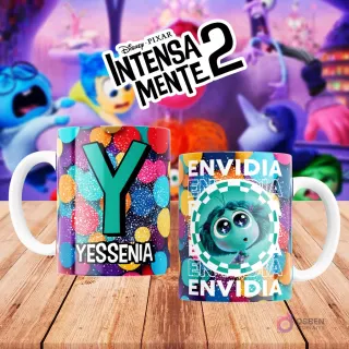Mugs temáticos de Intensamente 2. Taza frontal con la letra 'Y' en verde azulado sobre confeti multicolor y nombre 'YESSENIA'. Taza trasera con el personaje Envidia de Disney Pixar y la palabra 'ENVIDIA'. Fondo borroso de la película.