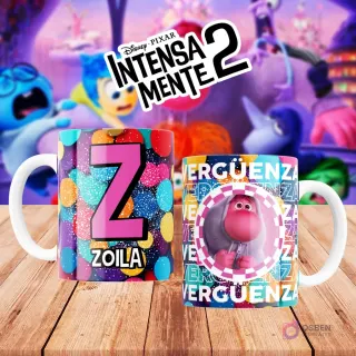 Mugs temáticos de Intensamente 2. Taza frontal con la letra 'Z' en rosa fucsia sobre confeti multicolor y nombre 'ZOILA'. Taza trasera con el personaje Vergüenza de Disney Pixar y la palabra 'VERGÜENZA'. Fondo borroso de la película.
