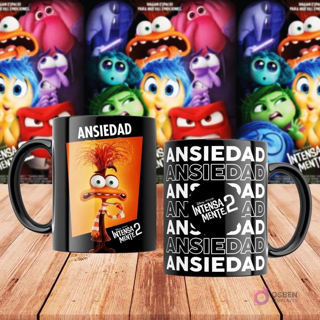 Taza negra sublimada con personaje Ansiedad de Intensamente 2 y patrón de texto 'Ansiedad', con póster de la película de fondo.