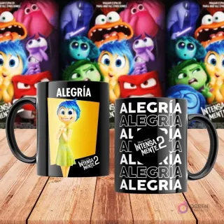 Taza negra sublimada con personaje Alegría de Intensamente 2 y patrón de texto 'Alegría', con póster de la película de fondo.